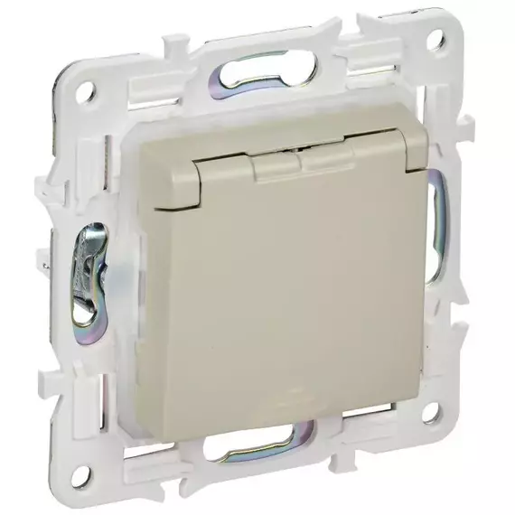 Розетка 1-м SKANDY 16А IP44 с заземл. защ. шторки с крышкой SK-R11B беж. IEK SK-R16-16-44-K10